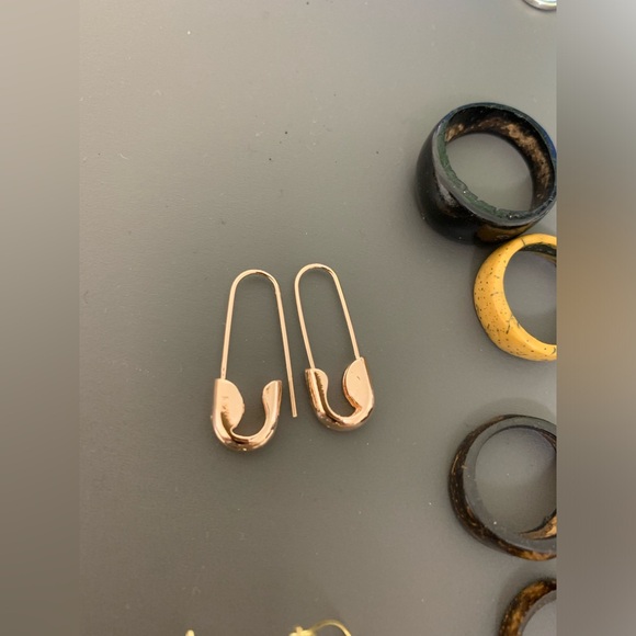 Lot of assorted earrings and 4 nut shell rings - Picture 10 of 10